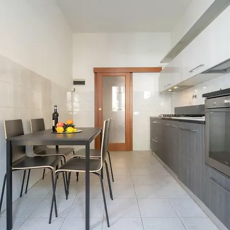 Novoli 4 Bedrooms By Mmega 아파트 *